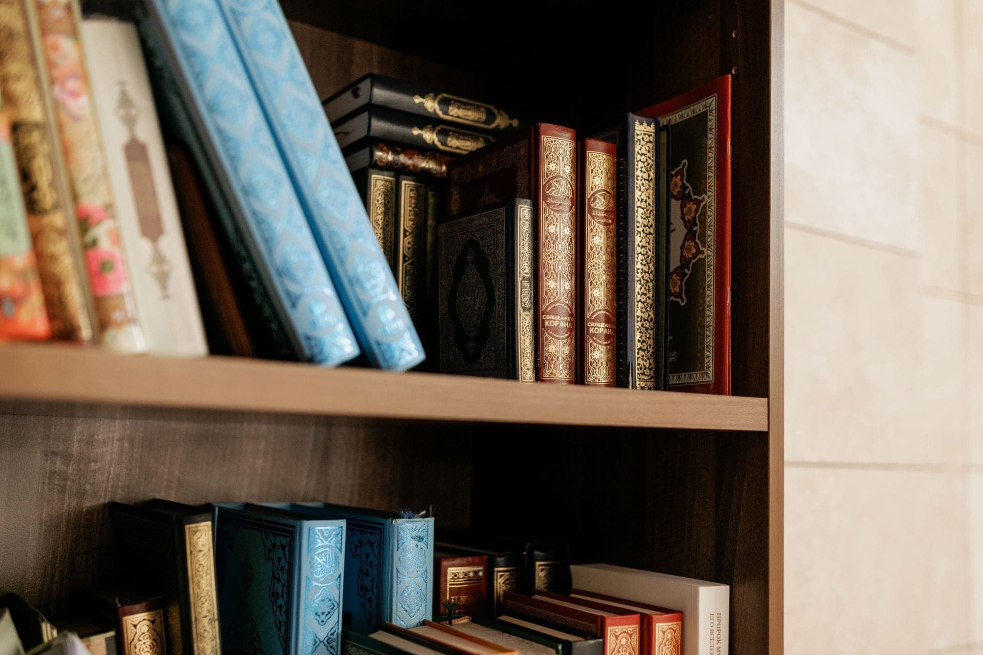 Rows of Qur'an volumes shelved in a library.